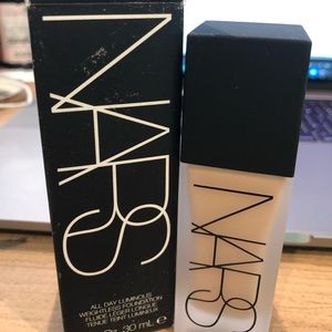 NARS weightless foundation
